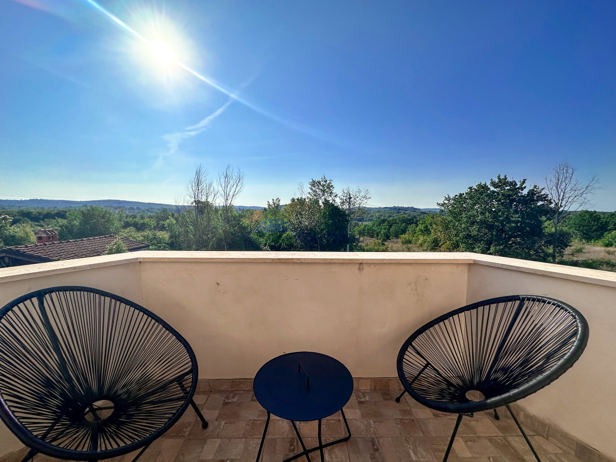 Villa in pietra con piscina, vicino a Parenzo