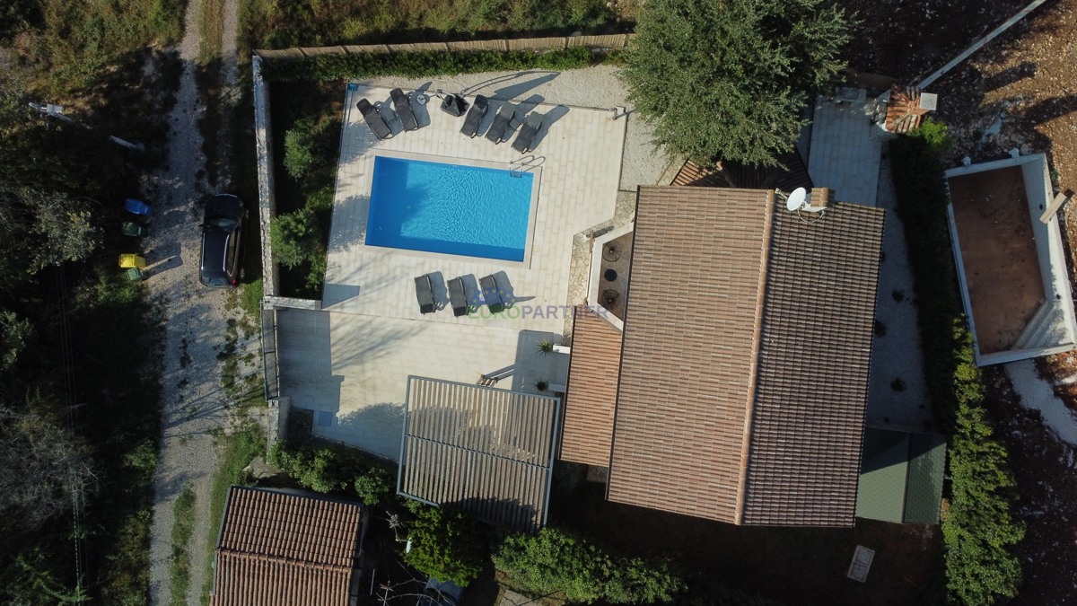 Villa in pietra con piscina, vicino a Parenzo