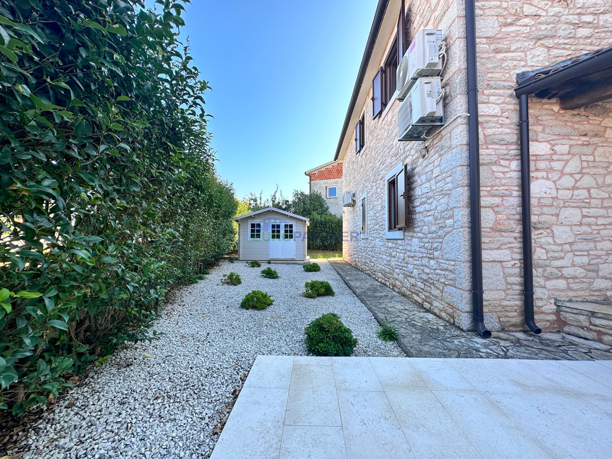 Villa in pietra con piscina, vicino a Parenzo