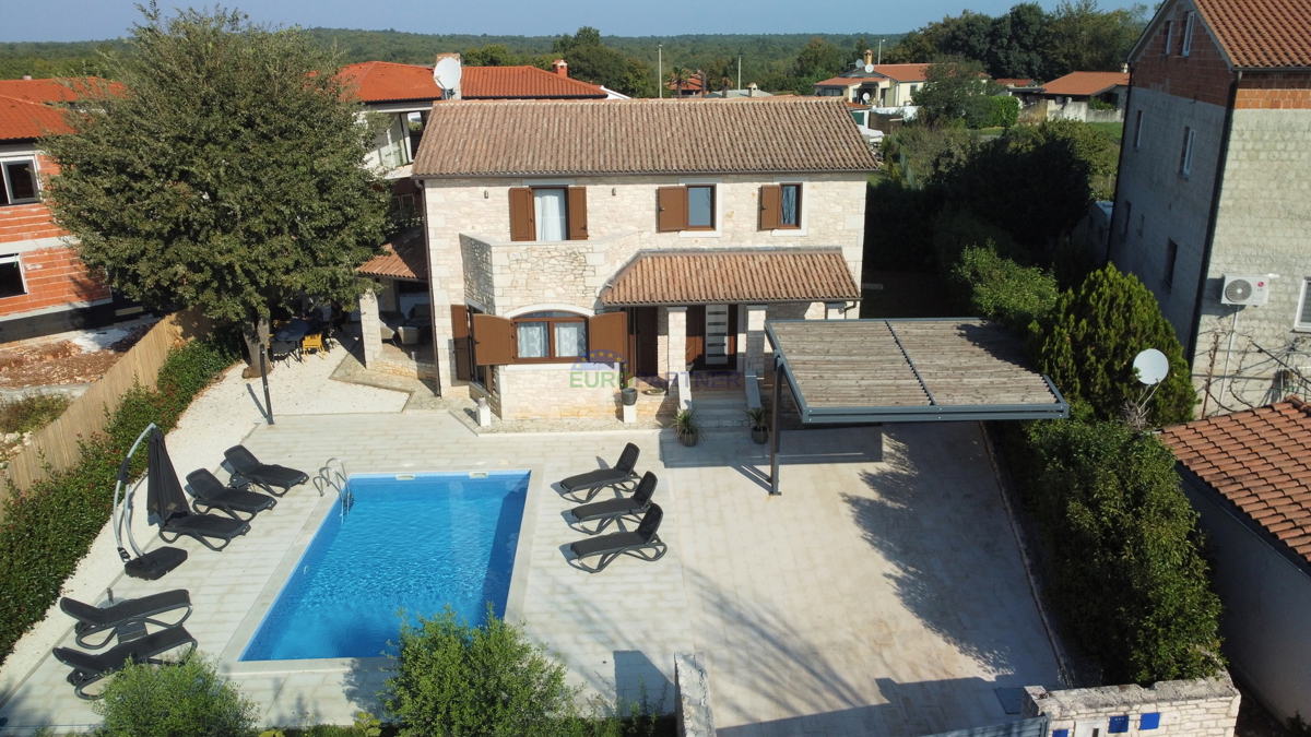 Villa in pietra con piscina, vicino a Parenzo