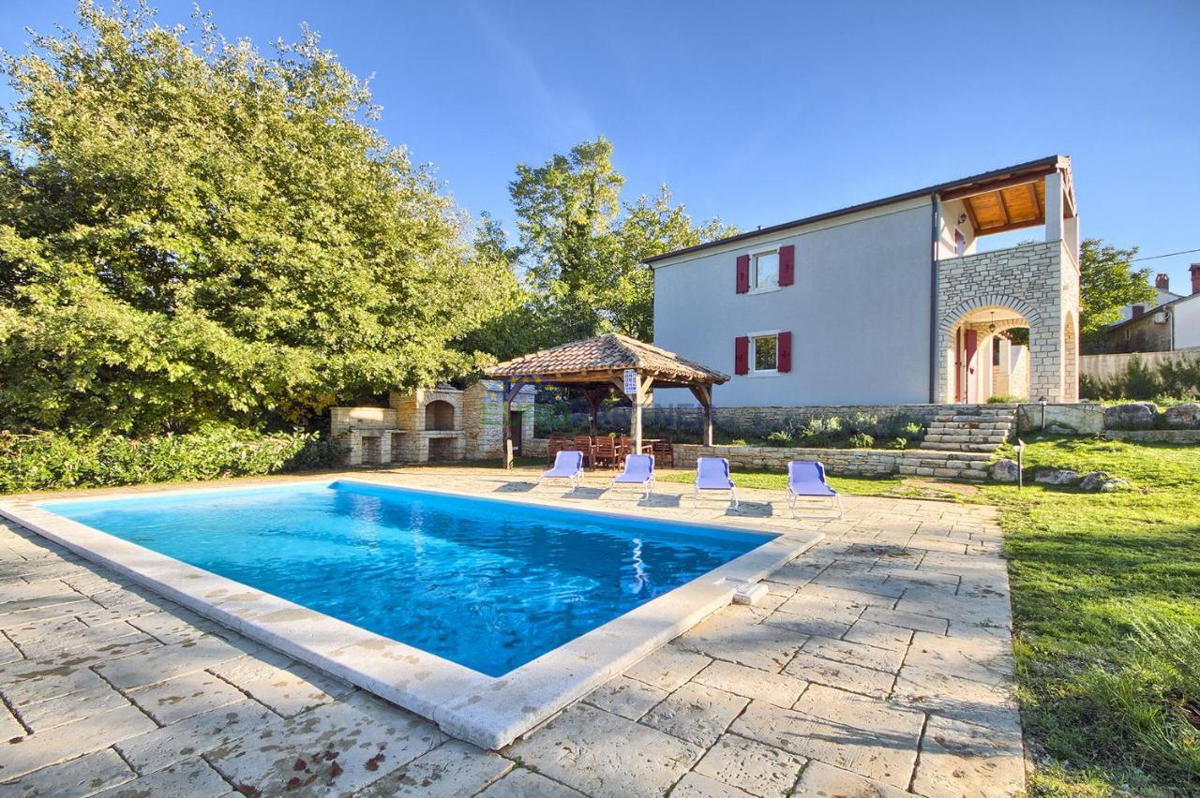 Una casa con due appartamenti e un bellissimo cortile