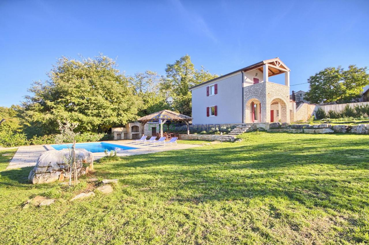 Una casa con due appartamenti e un bellissimo cortile
