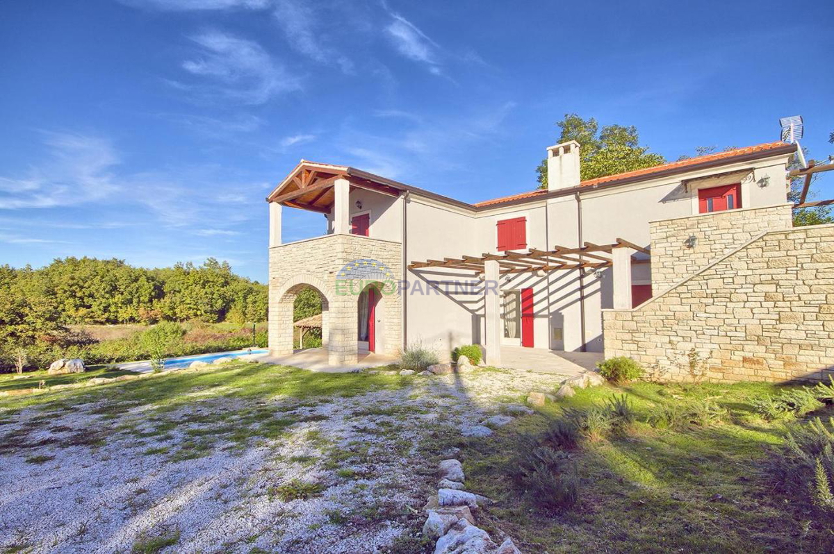 Una casa con due appartamenti e un bellissimo cortile