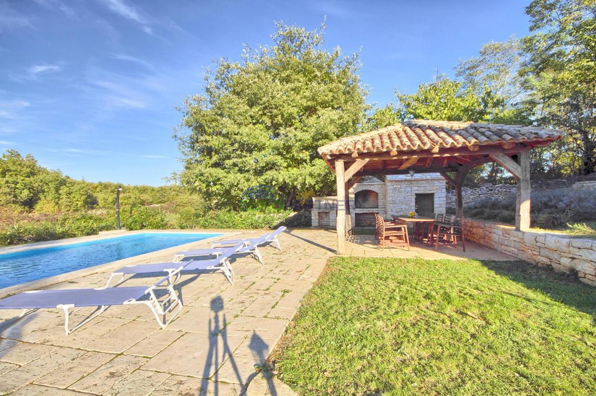Una casa con due appartamenti e un bellissimo cortile