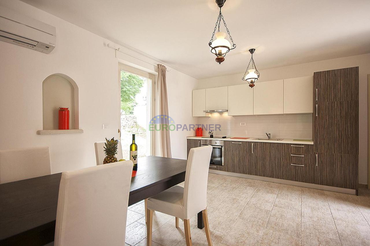 Una casa con due appartamenti e un bellissimo cortile