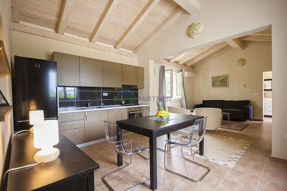 Una casa con due appartamenti e un bellissimo cortile
