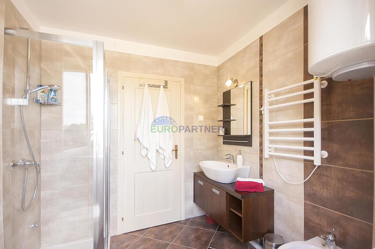 Una casa con due appartamenti e un bellissimo cortile