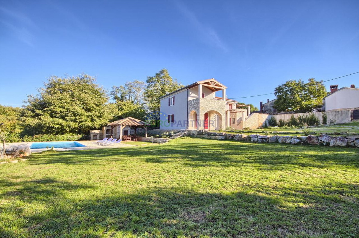 Una casa con due appartamenti e un bellissimo cortile