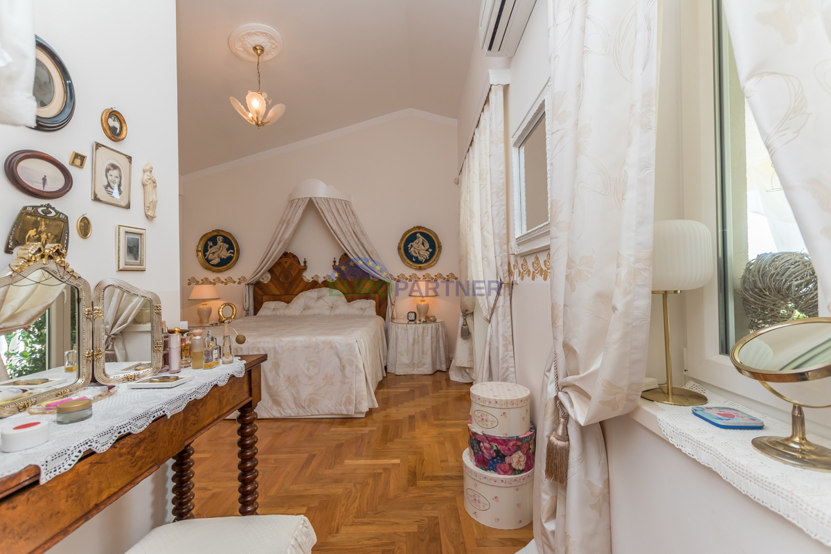 Villa mediterranea con vista panoramica sul mare