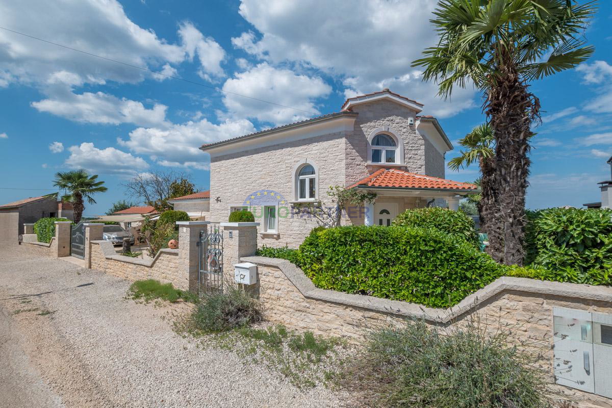 Villa mediterranea con vista panoramica sul mare