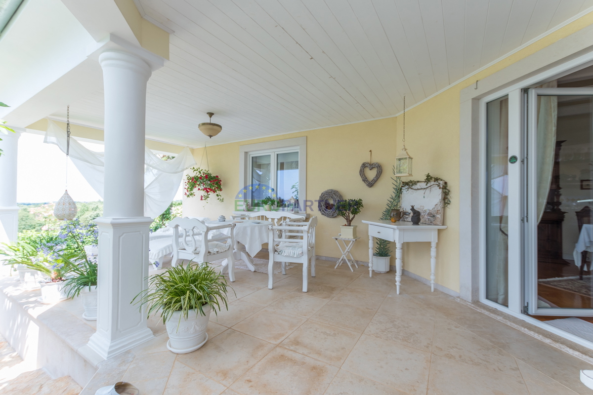 Villa mediterranea con vista panoramica sul mare