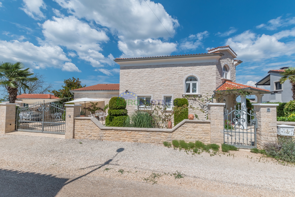 Villa mediterranea con vista panoramica sul mare