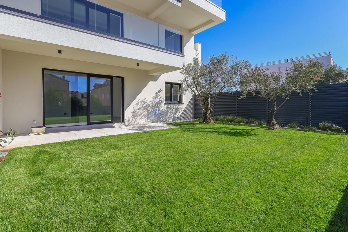 Appartamento con giardino, a 900 m dal mare, Poreč