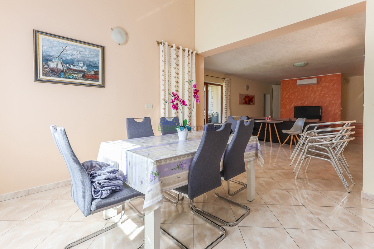 Casa mediterranea con piscina, a 12 km da Poreč