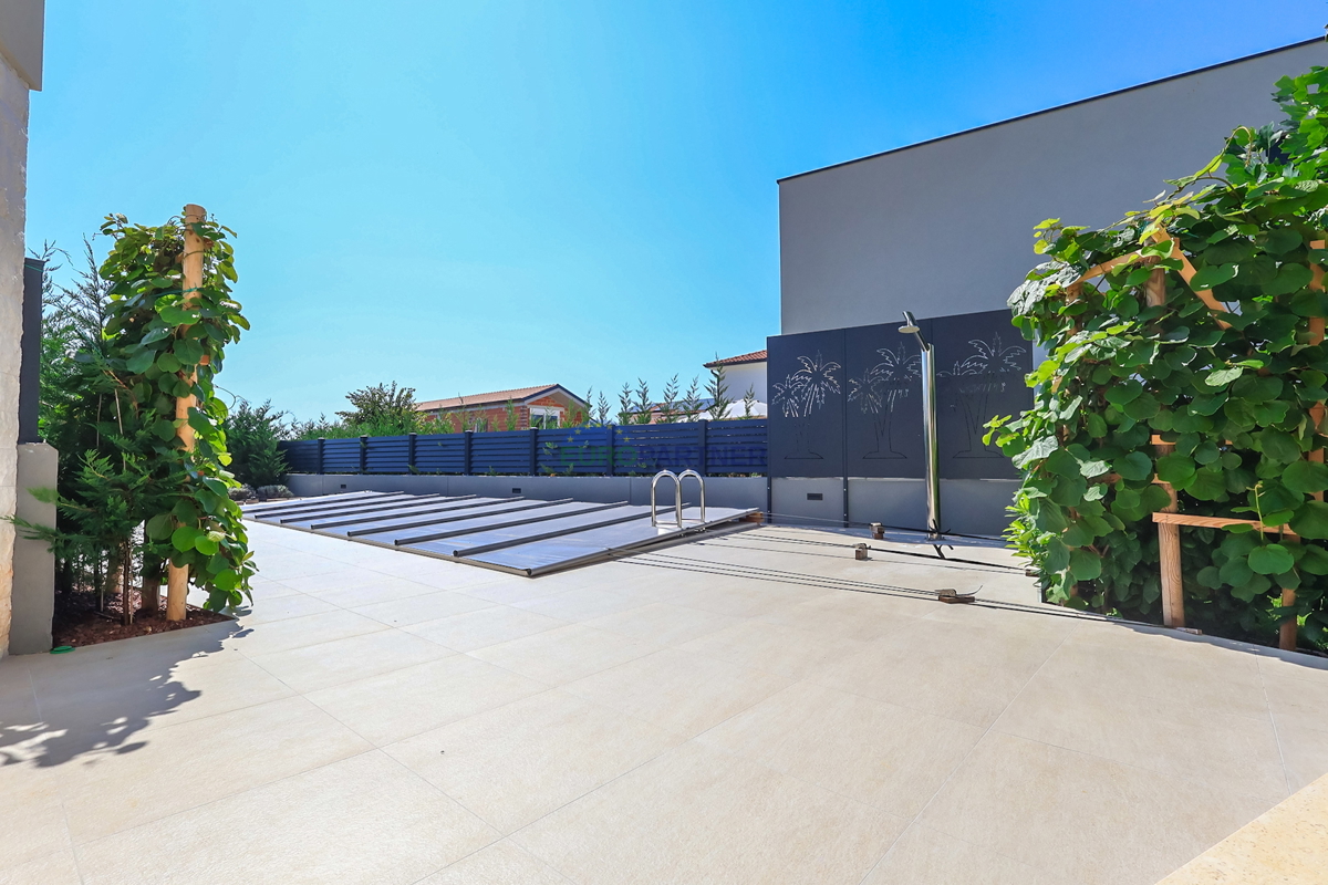 Elegante villa bifamiliare moderna con piscina a Funtana