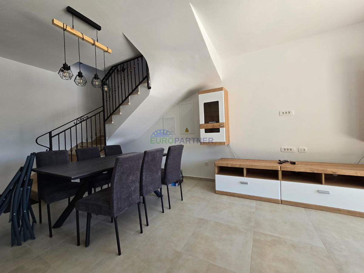 Elegante villa bifamiliare moderna con piscina a Funtana