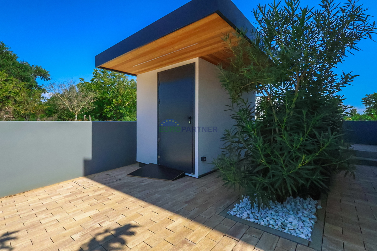 Elegante villa bifamiliare moderna con piscina a Funtana