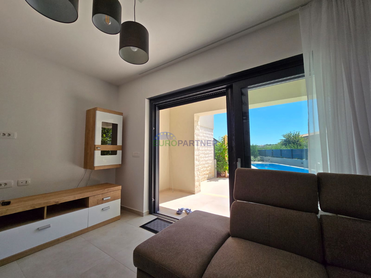 Elegante villa bifamiliare moderna con piscina a Funtana