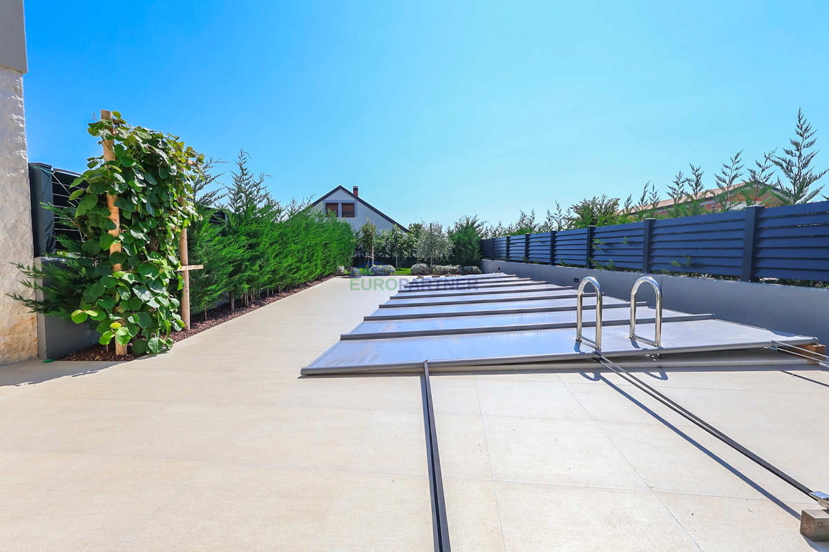 Elegante villa bifamiliare moderna con piscina a Funtana