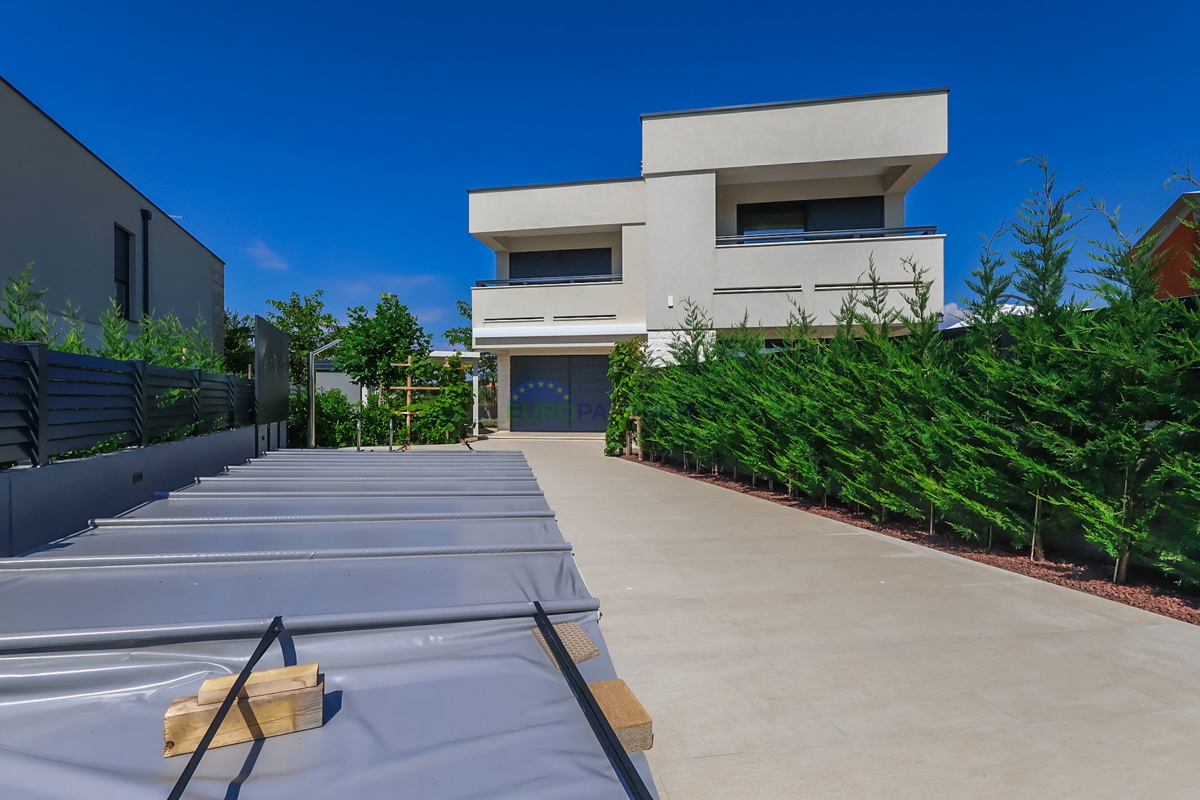 Elegante villa bifamiliare moderna con piscina a Funtana