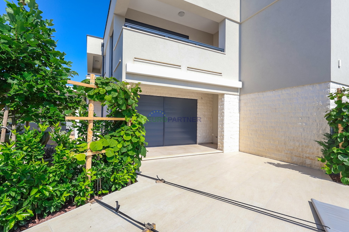 Elegante villa bifamiliare moderna con piscina a Funtana