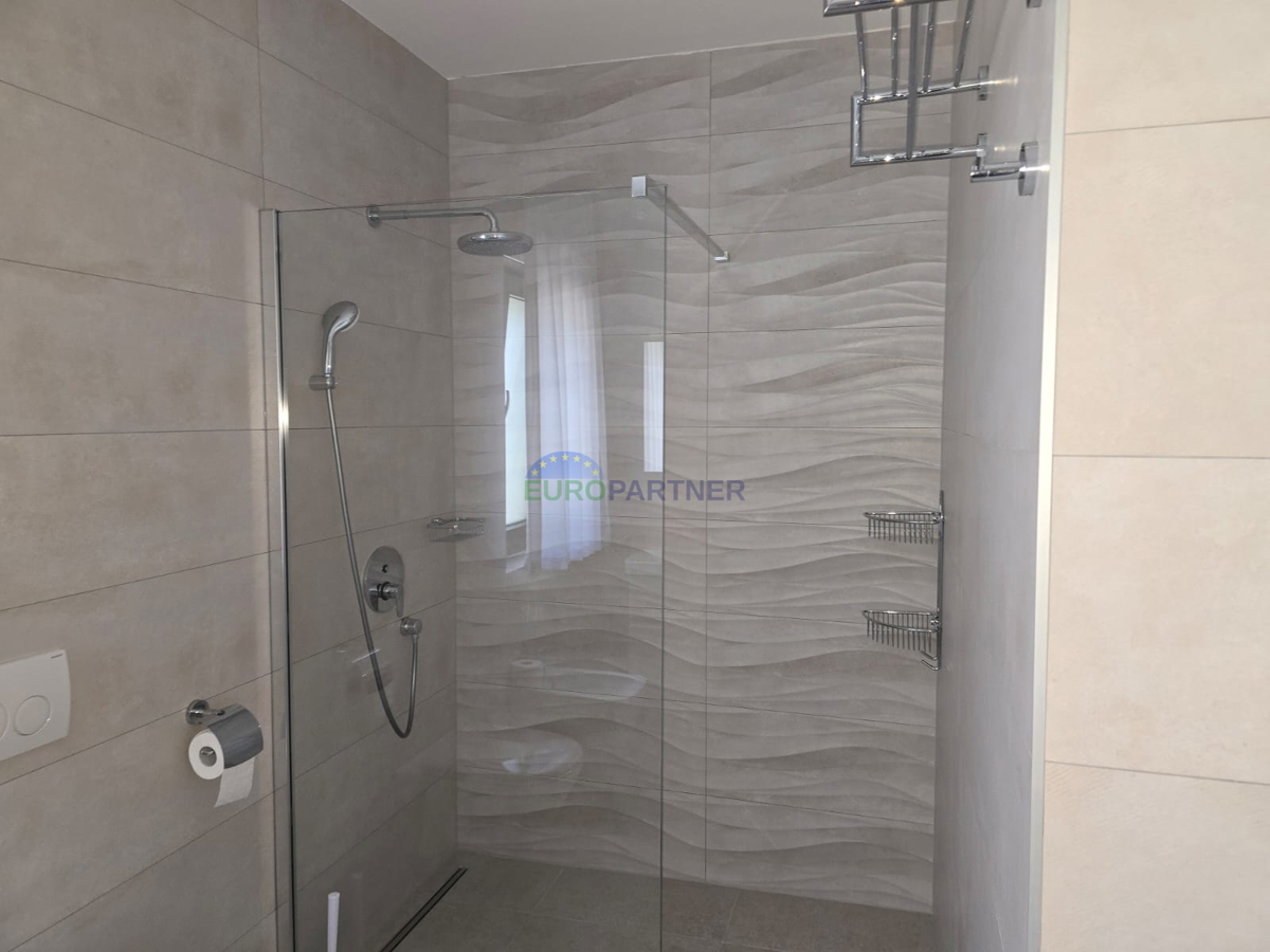 Elegante villa bifamiliare moderna con piscina a Funtana