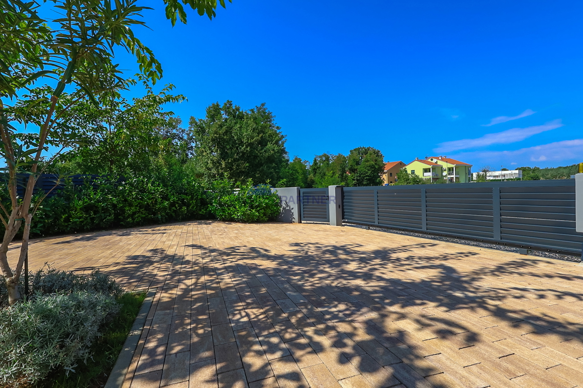 Elegante villa bifamiliare moderna con piscina a Funtana