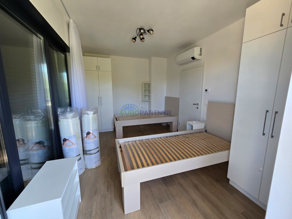 Elegante villa bifamiliare moderna con piscina a Funtana