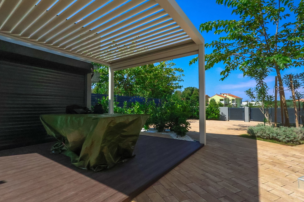 Elegante villa bifamiliare moderna con piscina a Funtana