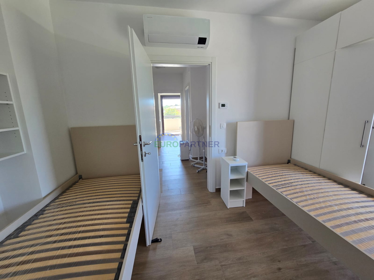Elegante villa bifamiliare moderna con piscina a Funtana