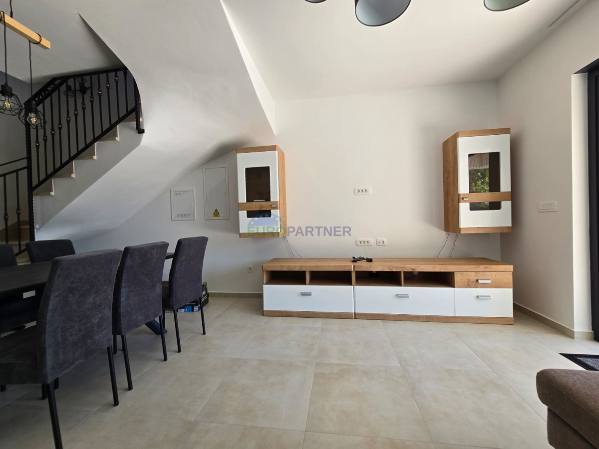Elegante villa bifamiliare moderna con piscina a Funtana