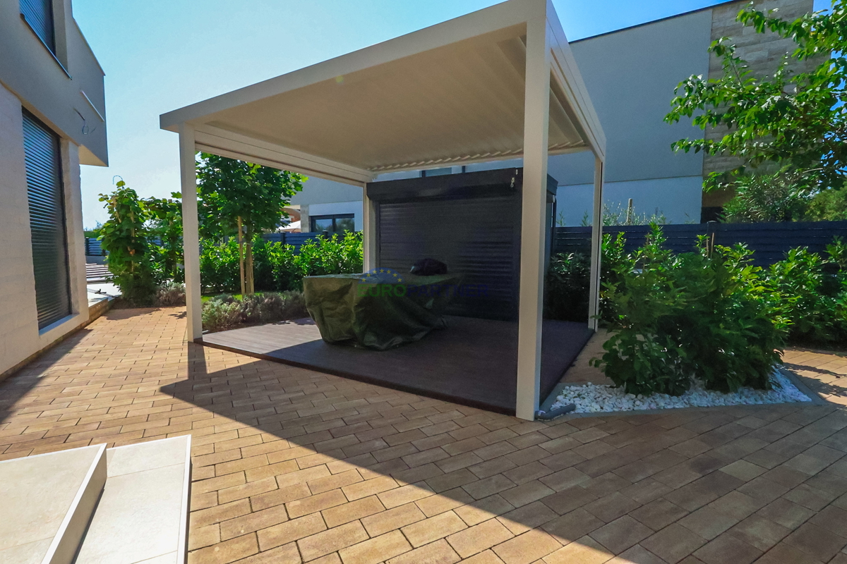 Elegante villa bifamiliare moderna con piscina a Funtana