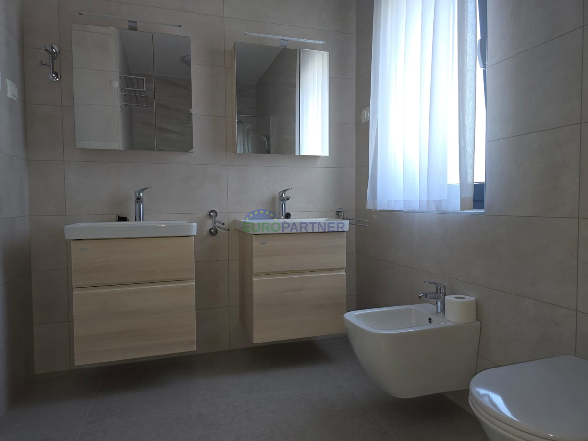 Elegante villa bifamiliare moderna con piscina a Funtana