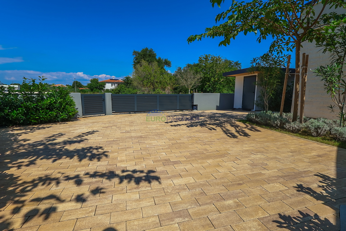 Elegante villa bifamiliare moderna con piscina a Funtana