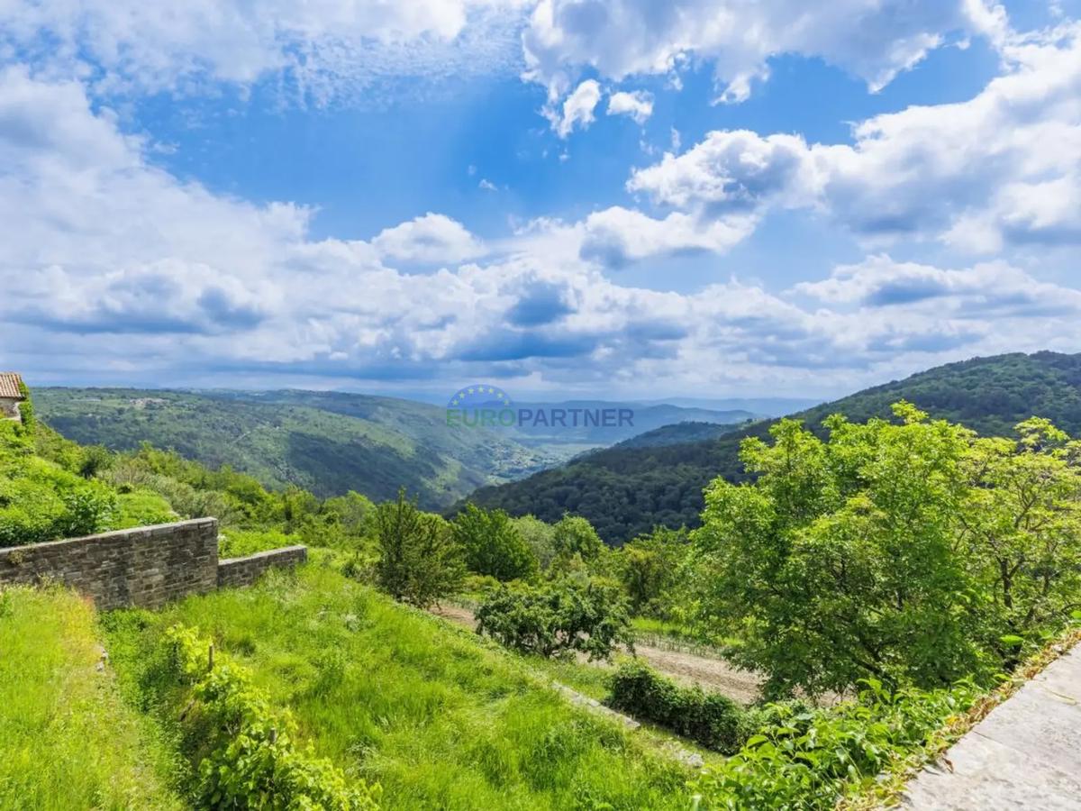 Istria, Oprtalj, casa nel centro storico con splendida vista