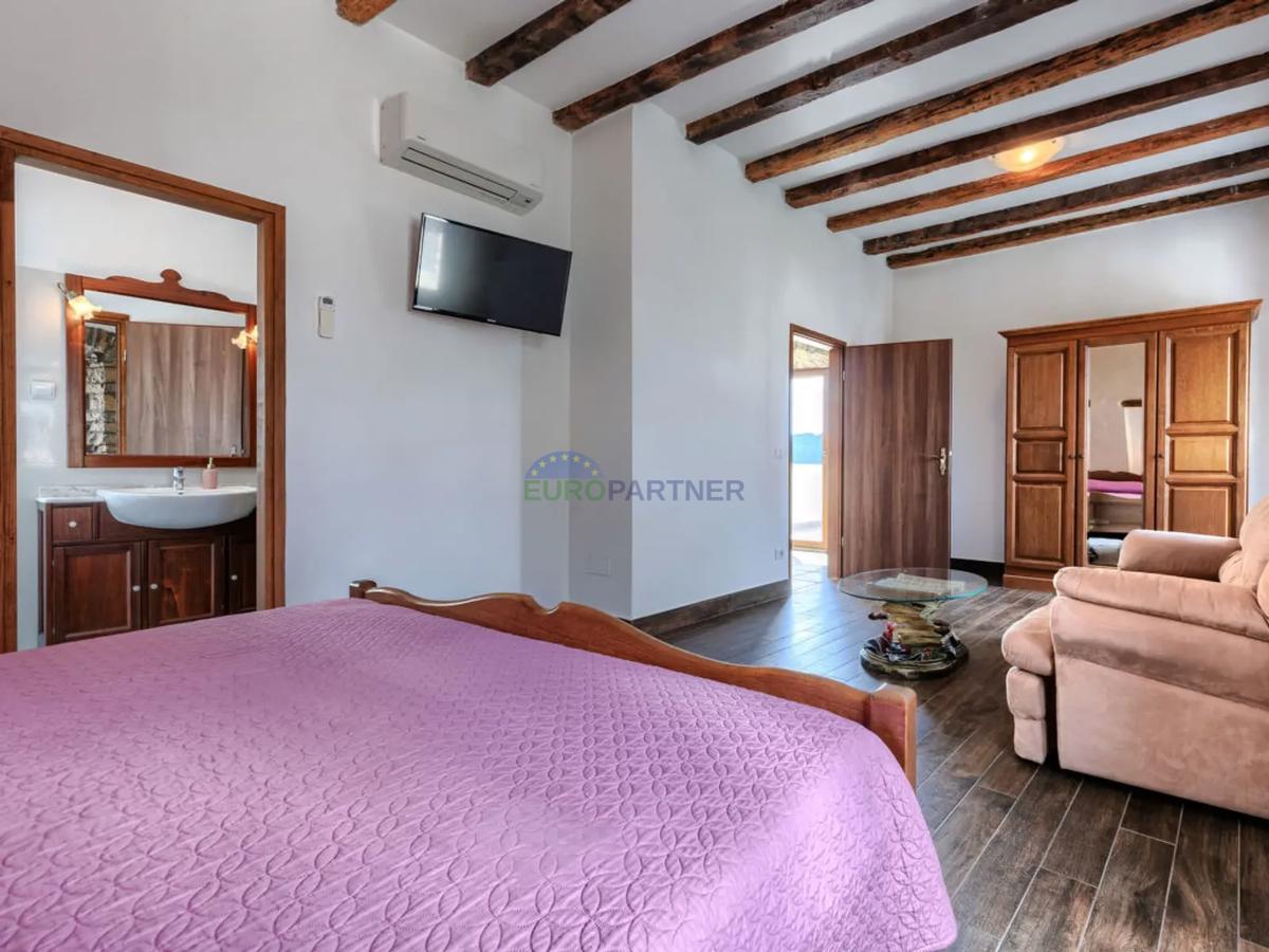 Istria, Oprtalj, casa nel centro storico con splendida vista