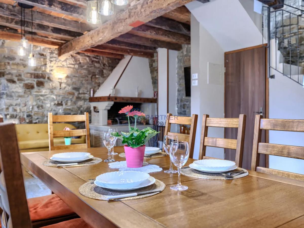 Istria, Oprtalj, casa nel centro storico con splendida vista