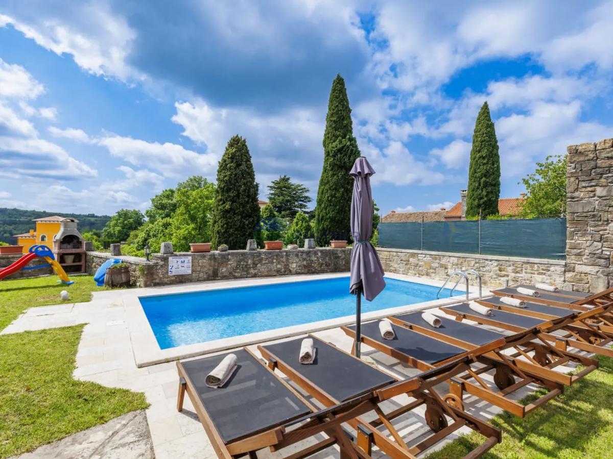 Istria, Oprtalj, casa nel centro storico con splendida vista