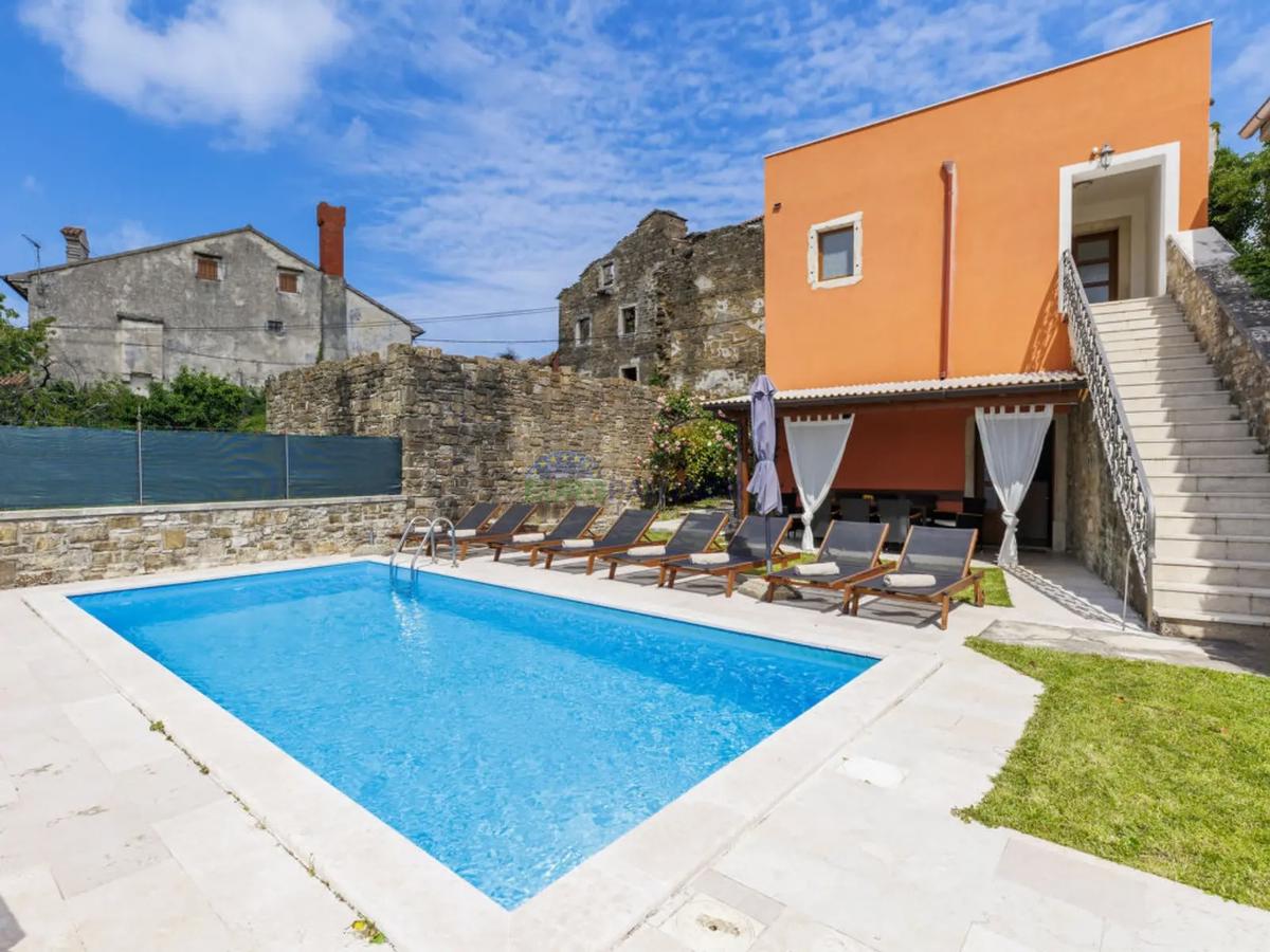 Istria, Oprtalj, casa nel centro storico con splendida vista