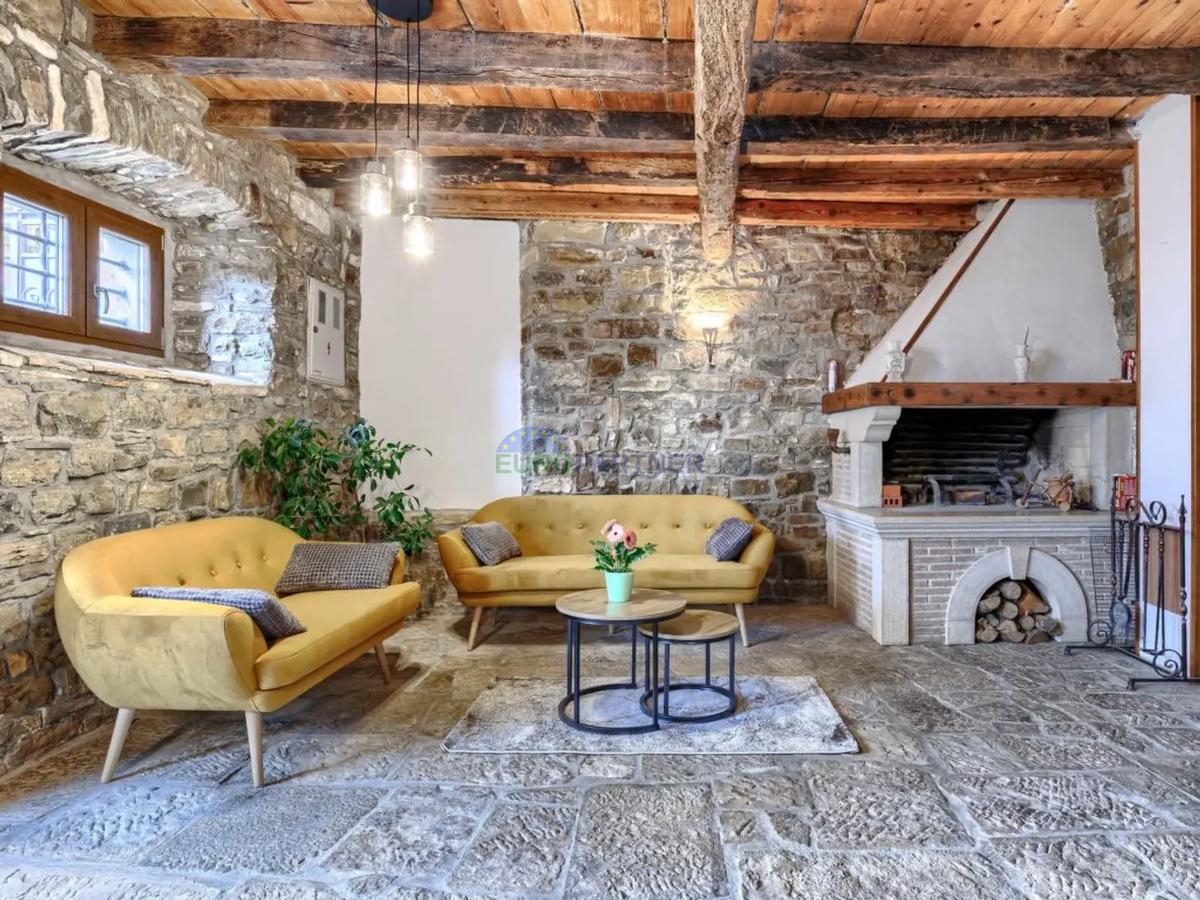 Istria, Oprtalj, casa nel centro storico con splendida vista