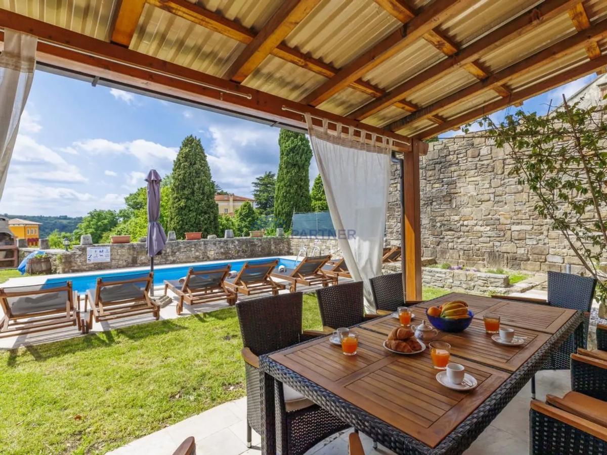 Istria, Oprtalj, casa nel centro storico con splendida vista