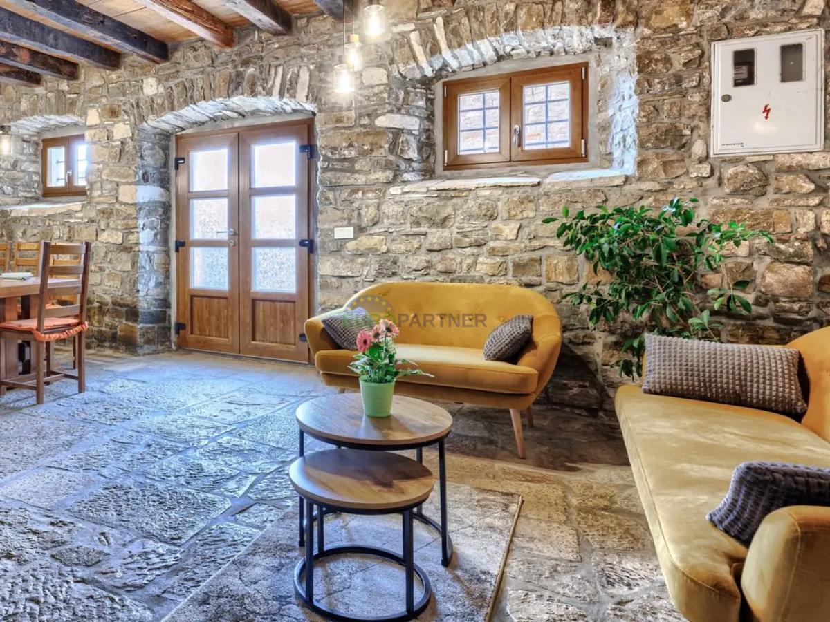 Istria, Oprtalj, casa nel centro storico con splendida vista