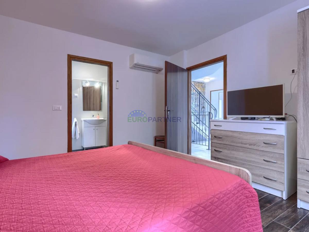 Istria, Oprtalj, casa nel centro storico con splendida vista