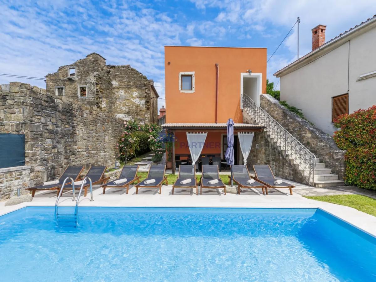 Istria, Oprtalj, casa nel centro storico con splendida vista