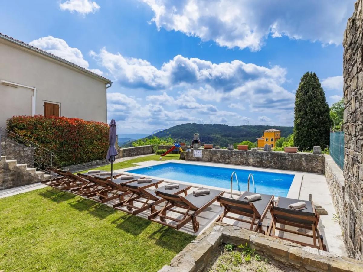 Istria, Oprtalj, casa nel centro storico con splendida vista