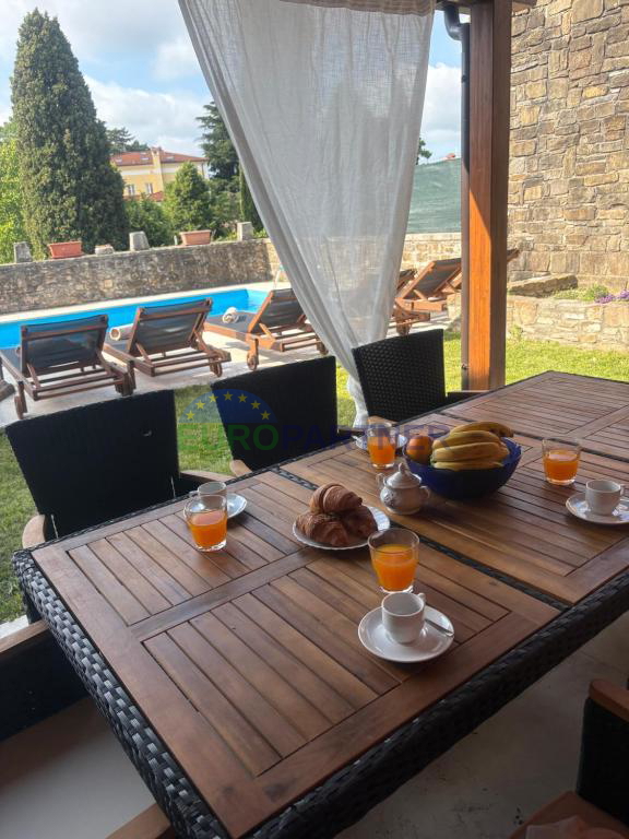 Istria, Oprtalj, casa nel centro storico con splendida vista