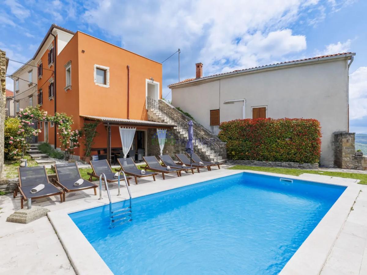 Istria, Oprtalj, casa nel centro storico con splendida vista