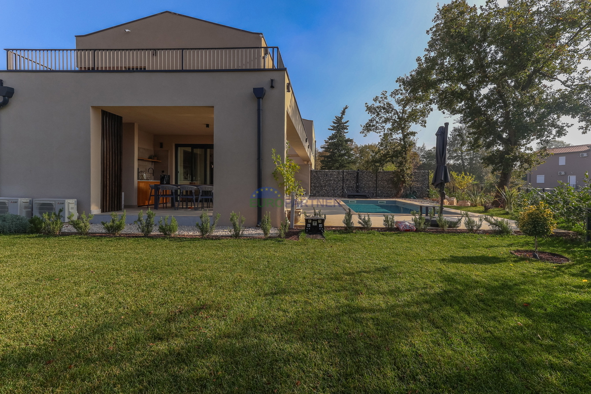 Nuova costruzione dal design moderno a 5 km da Parenzo, Istria