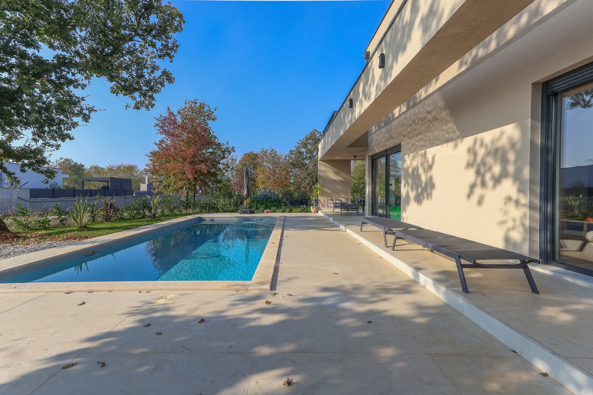 Nuova costruzione dal design moderno a 5 km da Parenzo, Istria