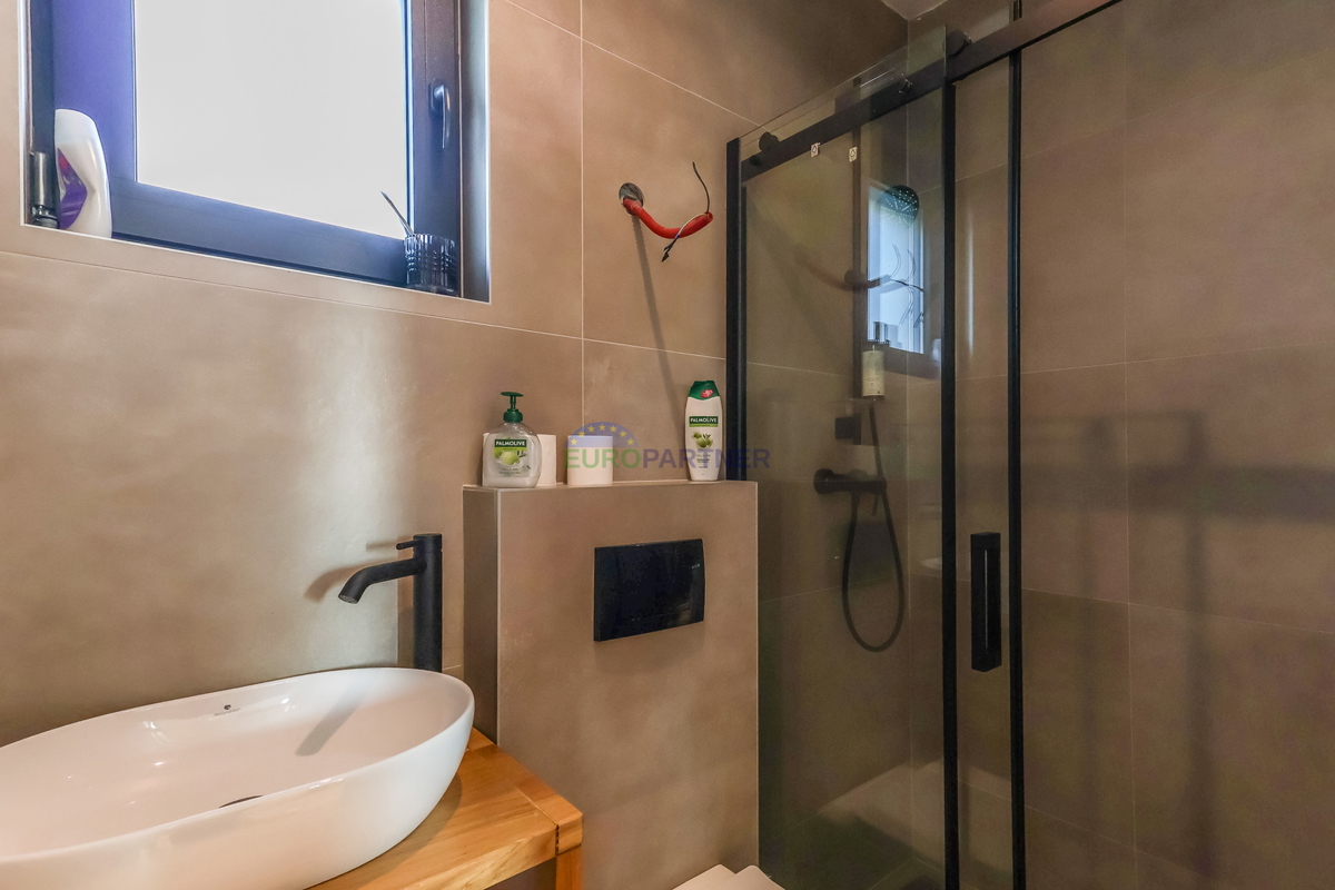 Nuova costruzione dal design moderno a 5 km da Parenzo, Istria